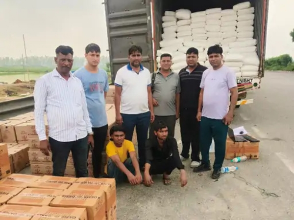 पलवल में पुलिस द्वारा पकडे गए तस्कर और अवैध शराब।