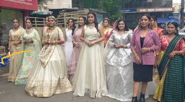 मेकअप में रोड़ शो करती युवतीया