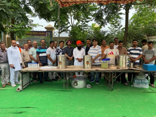 लंगर सेवा करते हुए।