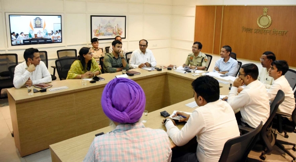 वीसी के दौरान उपस्थित उपायुक्त अनीश यादव, पुलिस अधीक्षक शशांक कुमार सावन एवं अन्य अधिकारीगण।