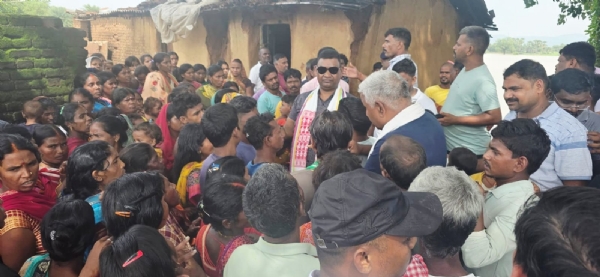 प्रभावित परिवार से मिलते पूर्व मंत्री