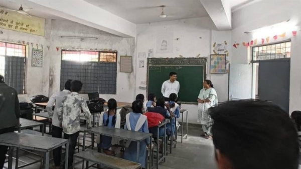 कलेक्टर ने शासकीय हाईस्कूल का किया आकस्मिक निरीक्षण