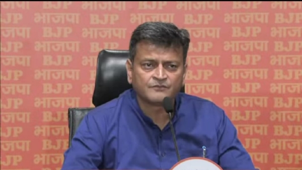 भाजपा प्रवक्ता अजय आलोक प्रेसवार्ता को संबोधित करते हुए