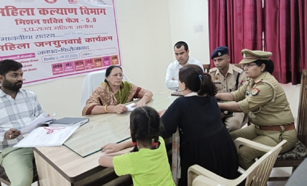 जन सुनवाई करती महिला आयोग की सदस्या
