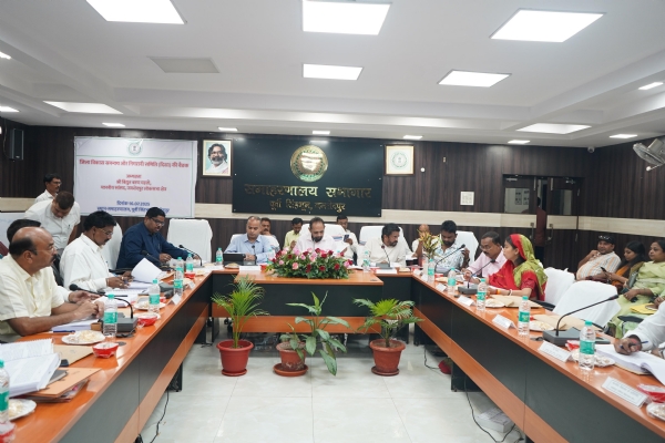दिशा’ की बैठक में विकास योजनाओं की समीक्षा बैठक में सांसद, विधायक और उपायुक्त शामिल