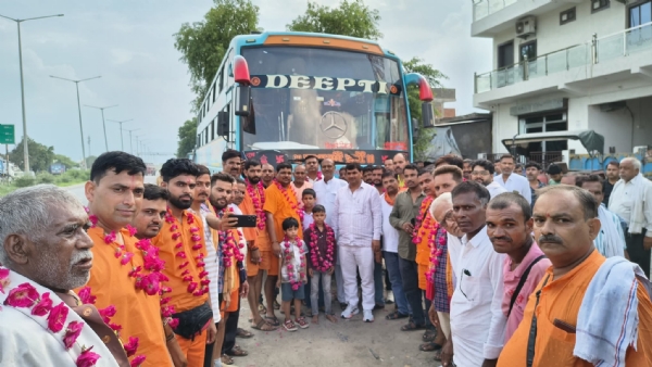 कांवड़ यात्रियों को झंडी दिखाकर रवाना करते पालिकाध्यक्ष अरविंद यादव