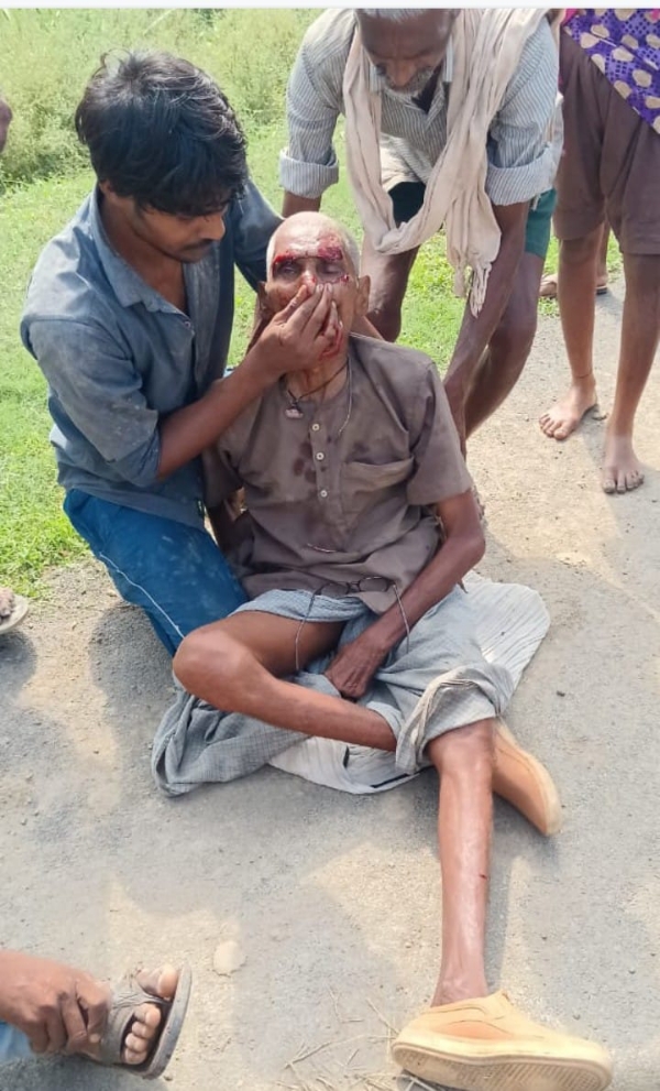 घायल वृद्ध को अस्पताल ले जाने परिजन