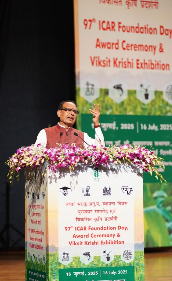 कृषि मंत्री शिवराज सिंह सभा को संबोधित करते हुए