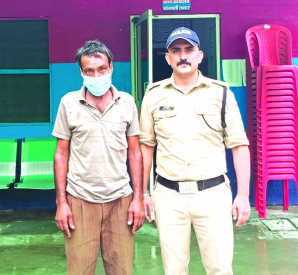 पुलिस गिरफ्त में आरोपित