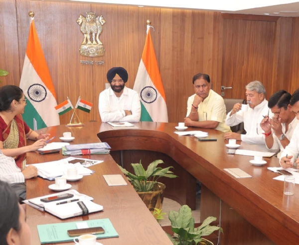 दिल्ली सचिवालय में उच्च स्तरीय बैठक करते उद्योग व पर्यावरण मंत्री मनजिंदर सिंह सिरसा