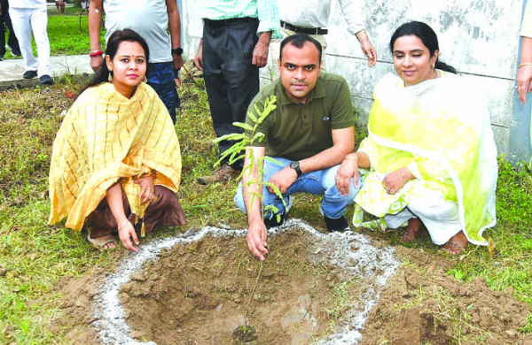 पौधारोपण करते हुए