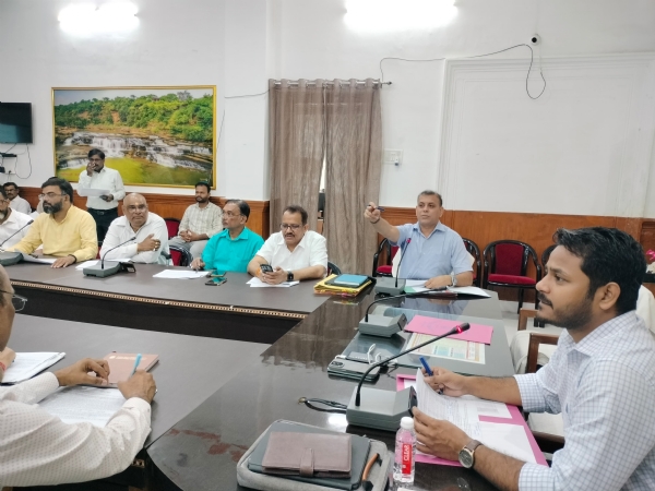 कलेक्ट्रेट सभागार में मुख्य विकास अधिकारी विशाल कुमार की अध्यक्षता में जिला स्तरीय उद्योग बंधु की बैठक।