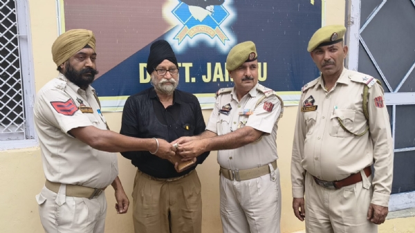 आर.एस. पुरा पुलिस स्टेशन ने नकदी और दस्तावेजों सहित खोया हुआ पर्स बरामद कर उसके असली मालिक को सौंप दिया