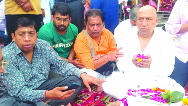 अस्थि विसर्जित करते हुए