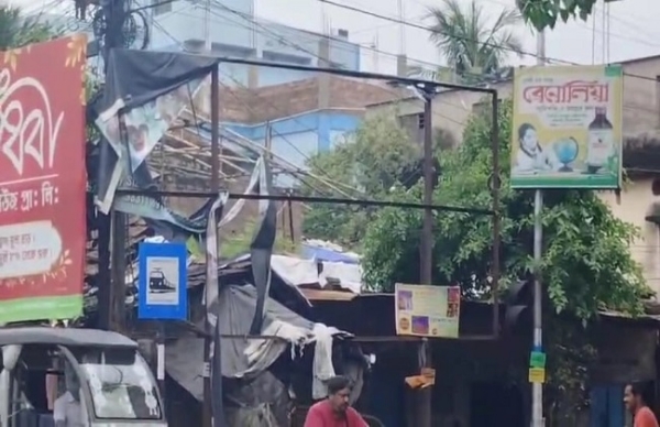 बैनर रहस्यमयी तरीके से गायब