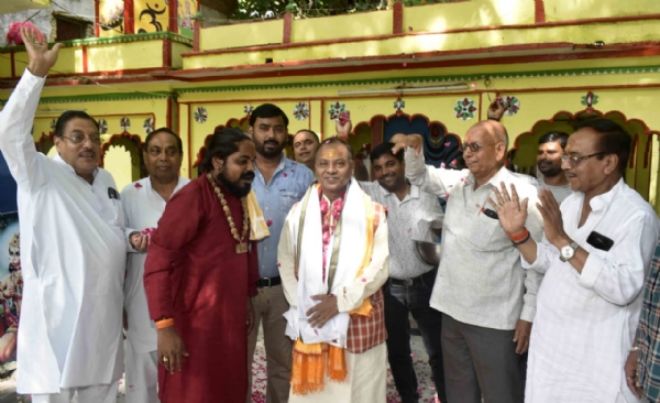 प्रयागराज महानगर भाजपा के प्रवक्ता पवन श्रीवास्तव का सम्मान करते हुए व्यापारियों का छाया चित्र