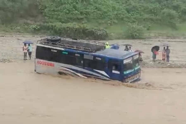 मदारीहाट में अचानक आई बाढ़ में फंसी बस, सभी यात्री सुरक्षित