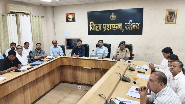 परीक्षा को लेकर दिशा-निर्देश देते हए डीसी।