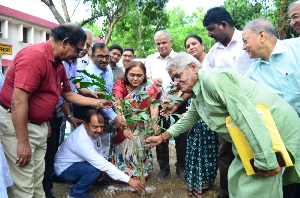 `गोरखपुर की धरती पर प्रकृति-संवेदना और युवा संकल्प का अद्वितीय संगम`