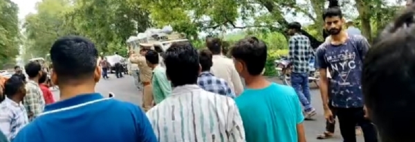 जाम लगा रहे ग्रामीण