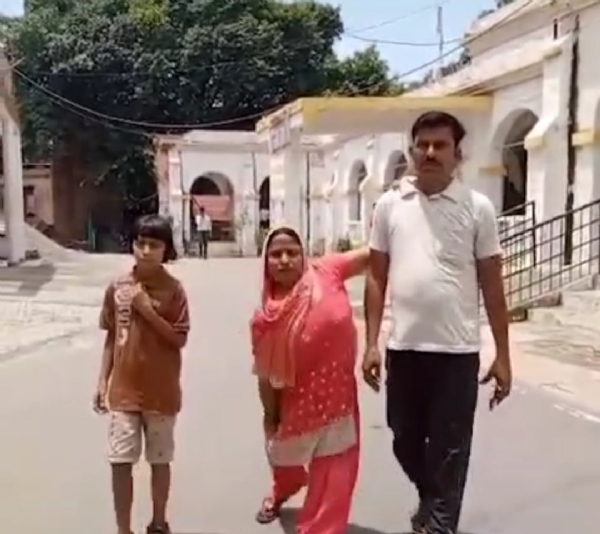 डीएम से मिलकर जाती संगीता