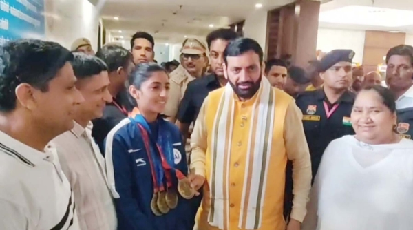 गुरुग्राम की साइक्लिंग खिलाड़ी रुचिका को शुभकामनाएं देते मुख्यमंत्री नायब सिंह सैनी