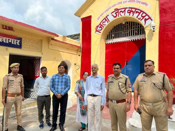 संस्था के पदाधिकारियों के के साथ जेल अधीक्षक