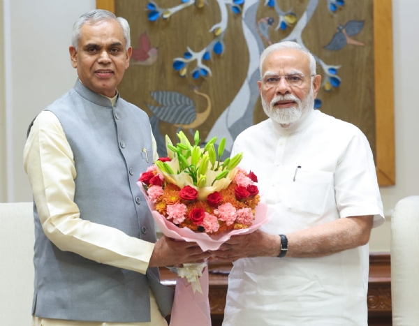प्रधानमंत्री नरेन्द्र मोदी से नई दिल्ली में राज्यपाल आचार्य देवव्रत की शिष्टाचार भेंट