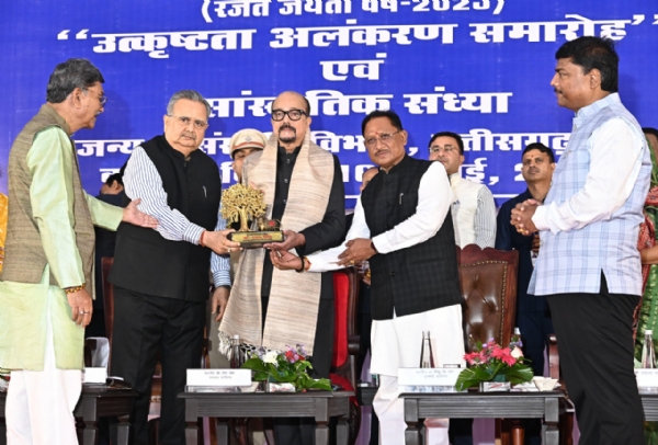 राज्यपाल रमेन डेका के मुख्य आतिथ्य में आज बुधवार को छत्तीसगढ़ विधानसभा परिसर में आयोजित उत्कृष्टता अलंकरण समारोह