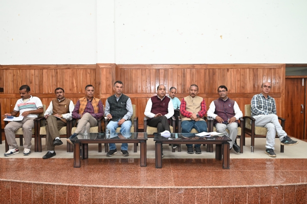 सराज विधान सभा क्षेत्र के पंचायत प्रधानों के साथ बैठक करते हुए जयराम ठाकुर।