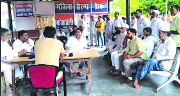 लक्सर कोतवाली में तहरीर देते पीडि़ता के परिजन