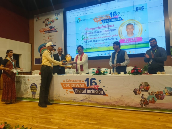 नौकंज कुमार को सम्मानित करते हुए उप मुख्यमंत्री एवं पंचायत मंत्री विजय शर्मा।