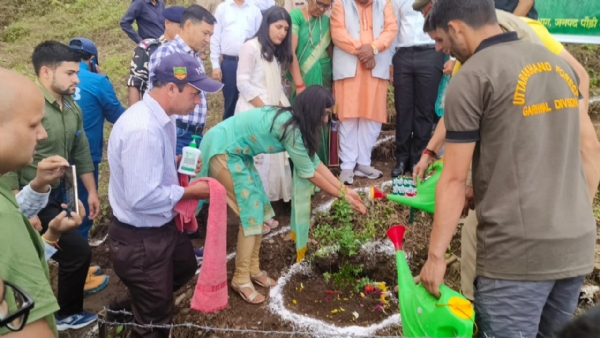 पौड़ी में हरेला पर्व में पेड़ लगाते हुए विधायक व अन्य अधिकारी