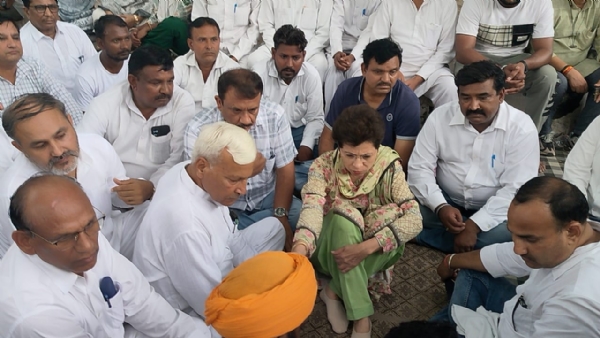 धरनास्थल पर पहुंची सांसद कुमारी सैलजा।
