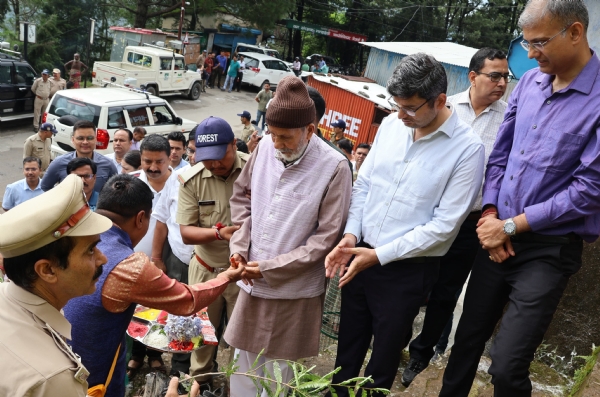 गोपेश्वर में पौधरोपण से पूर्व पौधों की पूजा करते हुए पर्यावरणविद चंडी प्रसाद भट्ट।
