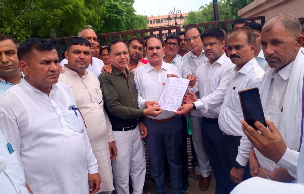 तहसीलदार को मांगों का ज्ञापन देते प्राइवेट स्कूल संचालक।