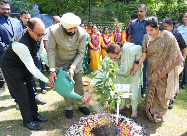 राजभवन परिसर में पौधरोपण करते राज्यपाल व प्रथम महिला  गुरमीत कौर।