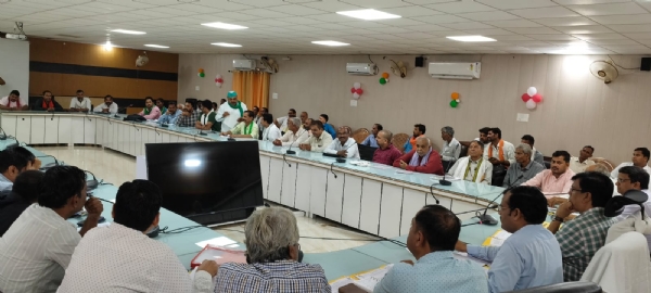 किसान दिवस पर जानकारी देते अधिकारी
