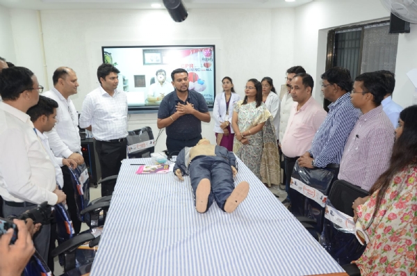 अधिकारियों को आपातकालीन प्राथमिक उपचार का प्रशिक्षण देते विशेषज्ञ