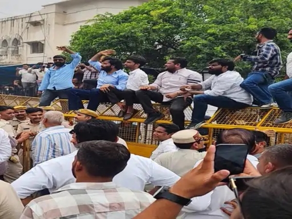 पूर्व विधायक से अभद्रता का आरोप, उदयपुर में कांग्रेस का प्रदर्शन