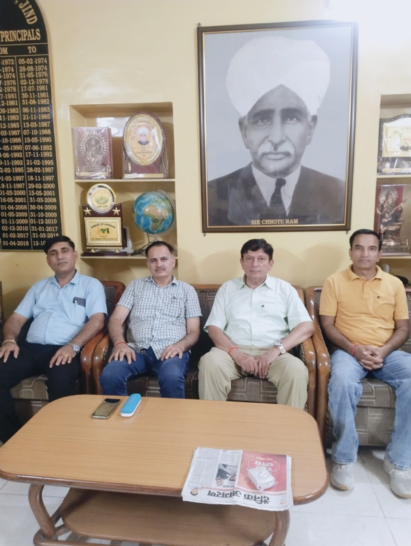 जानकारी देते हुए प्रबंधन समिति सदस्य।