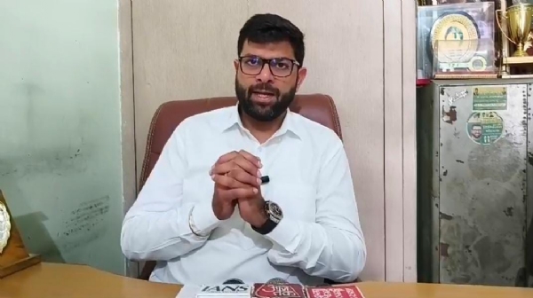पत्रकारों से बातचीत करते हुए दिग्विजय चौटाला।