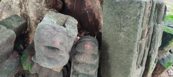 लोगों की आस्था और कौतुहल का केंद्र हैं महादेव टोली के विशाल पीपल पेड़ पर विराजमान शिवलिंग