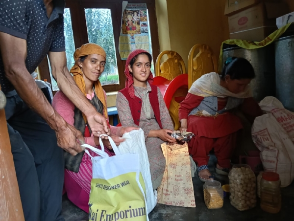 आपदा के योद्धा पोषण युक्त राशन का आवंटन करती आंगनबाड़ी कार्यकर्ता।