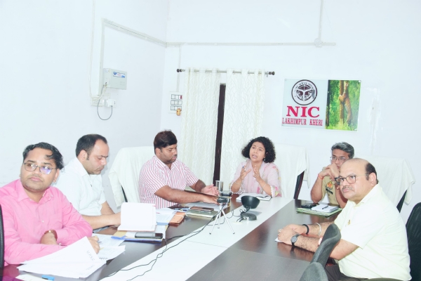 यूरिया केंद्रों पर भीड़ को लेकर बैठक करती डीएम दुर्गा शक्ति लाभप्र