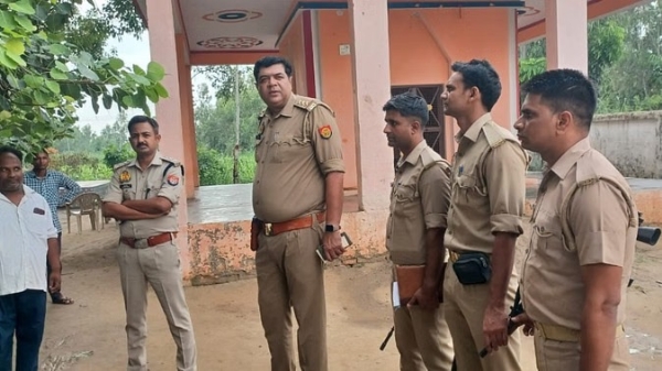 काशीपुर गांव के शिव मंदिर में खंडित भगवान कार्तिकेय की प्रतिमा के पास जुटे आक्रोशित ग्रामीण, मौके पर तैनात भारी पुलिस बल