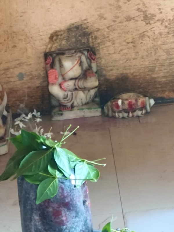 काशीपुर गांव के शिव मंदिर में खंडित भगवान कार्तिकेय की प्रतिमा के पास जुटे आक्रोशित ग्रामीण, मौके पर तैनात भारी पुलिस बल