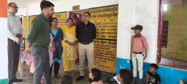 विद्यालय निरीक्षक के दौरान क्लास में मौजूद सीडीओ