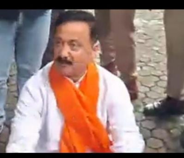धरने पर बैठे माहरा।