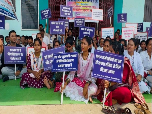 एनएचएम कर्मचारी प्रदर्शन करते फाइल फाेटाे